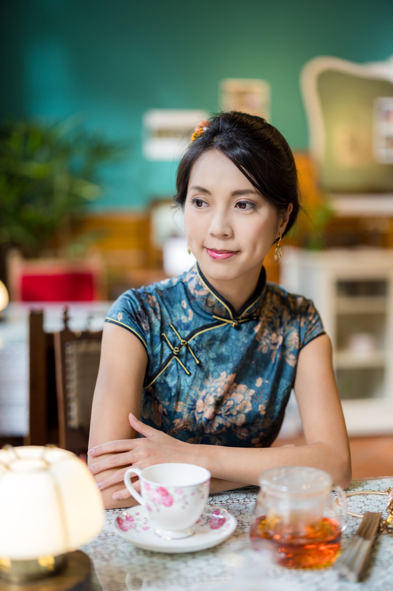 Chinese woman in the traditional vintage tea house