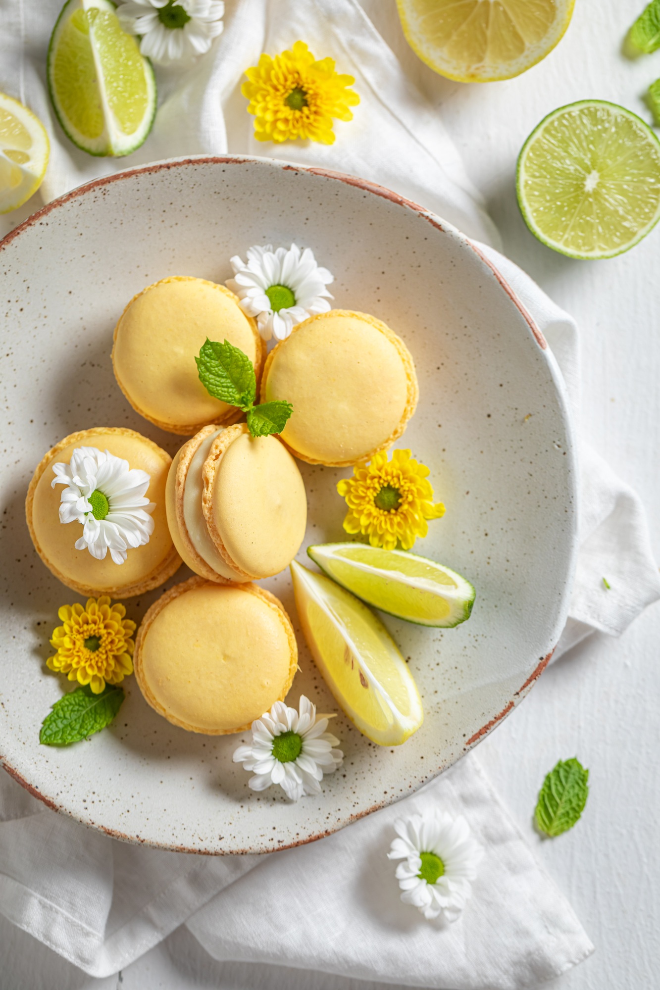 Delicious lemon macaroons as a tasty small snack
